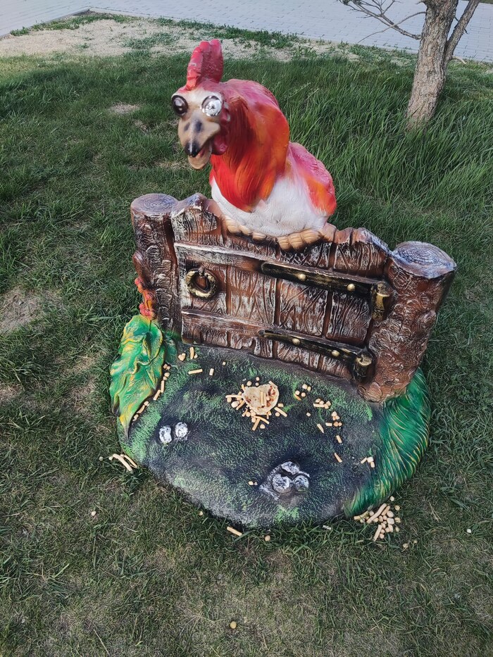 Пользуясь случаем, хочу показать статую слегка крипового петушка, которого бы в ином случае никому не показал