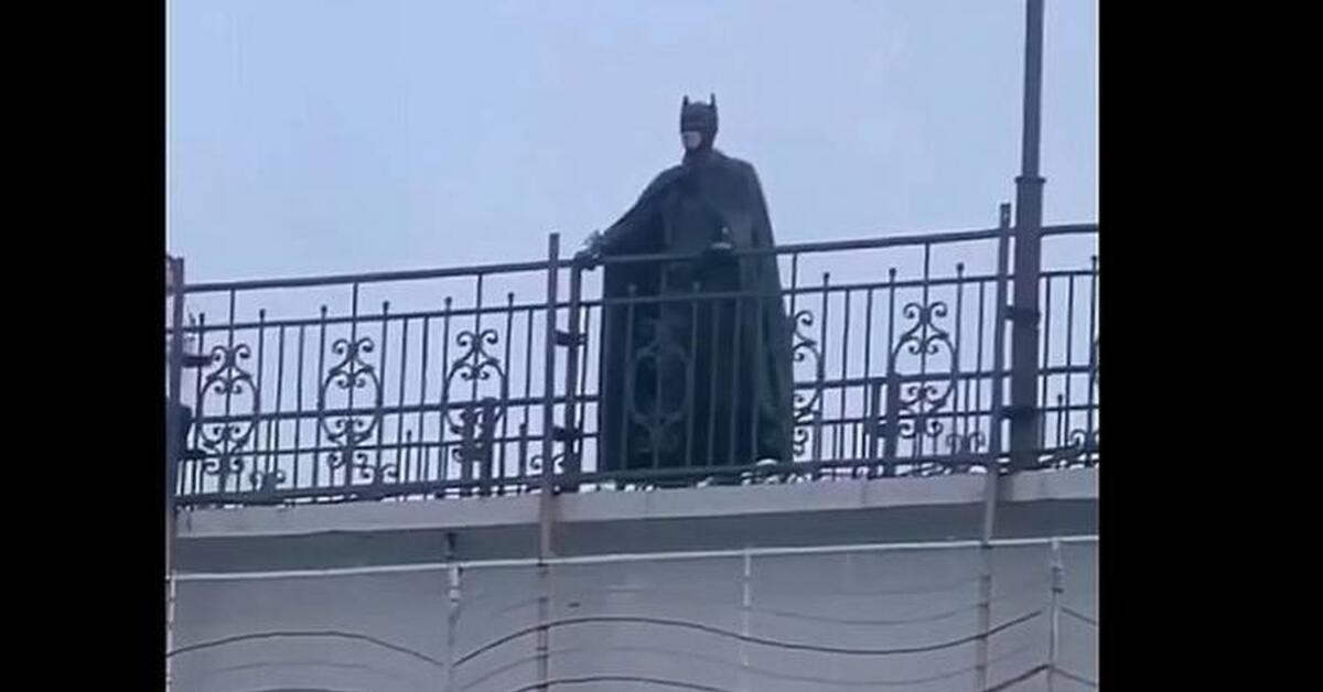 Этому городу нужен новый герой. Бэтмен городу нужен новый герой. Этому городу нужен новый герой Бэтмэн. Бэтмен Владивосток. Бэтмен герой которого заслуживает этот город.