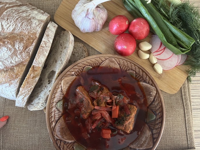 Борща приготовила. И сфоткала , ну попыталась в красивое. Накиньте плюсов, пжлст