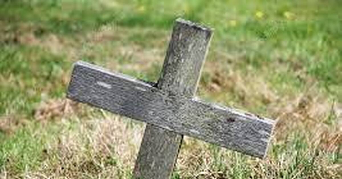 Полотенца на кладбище. Крест Могильный деревянный старый. Деревянный крест на могилу. Старые деревянные кресты кладбище. Древние деревянные кресты на погостах.