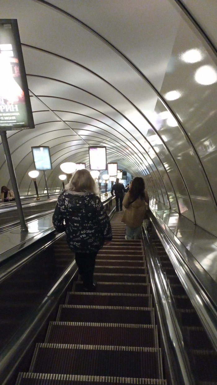 Жарко и всё прячутся в метро.. День вселайканья