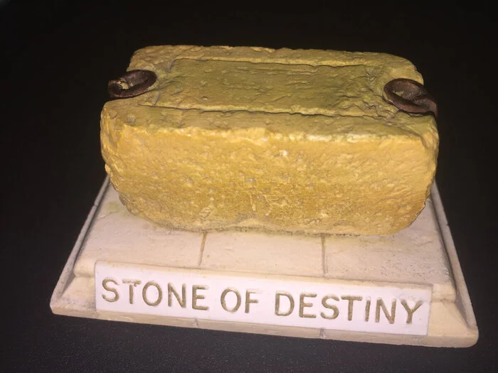 Камень судьбы Прошлое, Англия, Шотландия, Длиннопост Камень судьбы Прошлое, Англия, Шотландия, Длиннопост