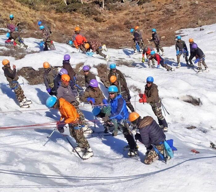 Больше 35 тонн отходов собрали на Эвересте и трех других вершинах ...