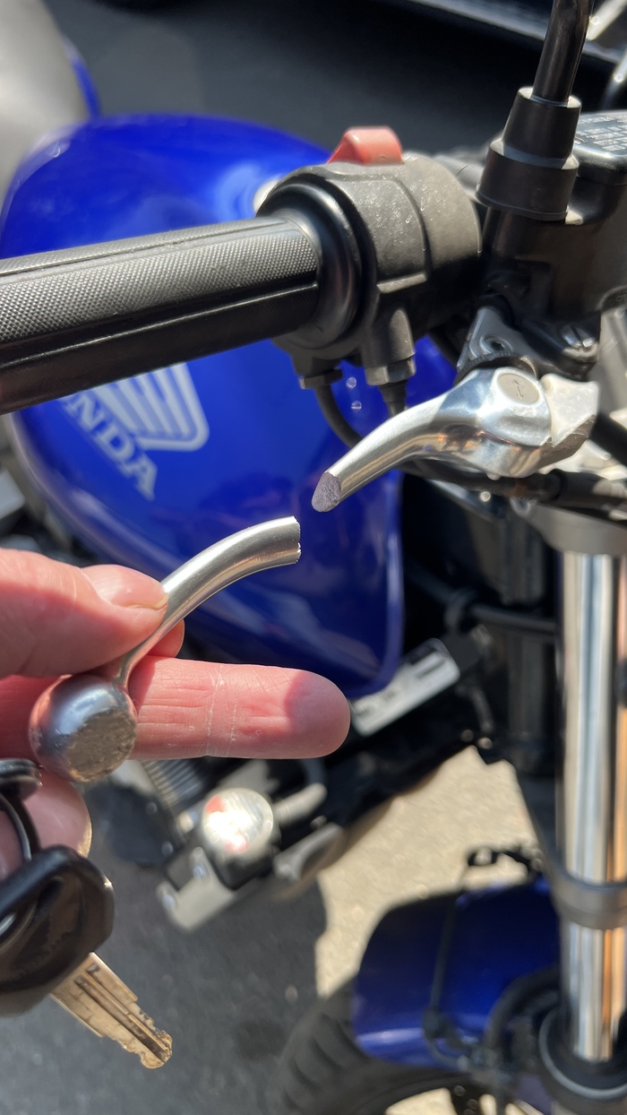 Уронил мопедку. Погнул рычаг переднего тормоза