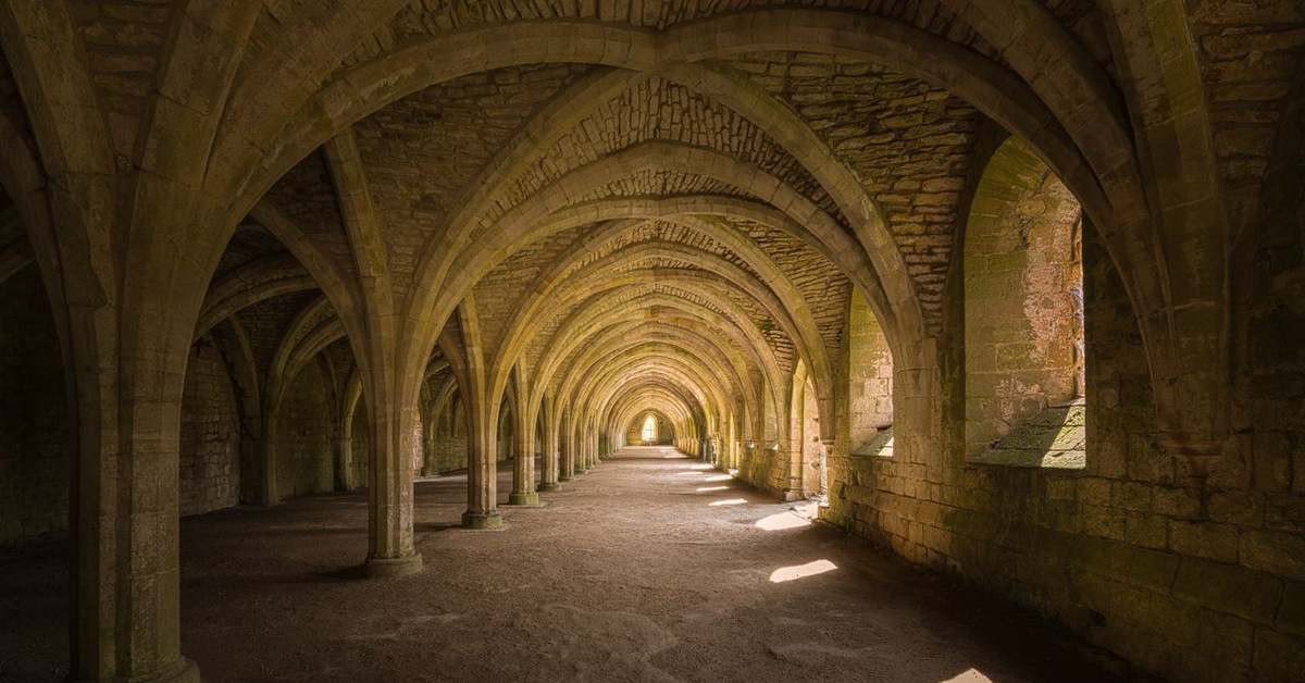 Земельный свод. Замок Понтефракт Англия. Своды монастыря аббатства Фонтене. Средневековое аббатство внутри. Коридор Хогвартса подземелье.