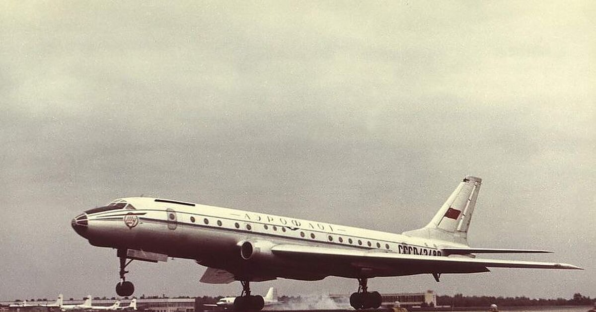 Первые реактивные пассажирские самолеты. Ту-104 пассажирский самолёт. Ту-104 двухдвигательный реактивный. Ту-104 двухдвигательный реактивный самолёт. Туполев ту 104.