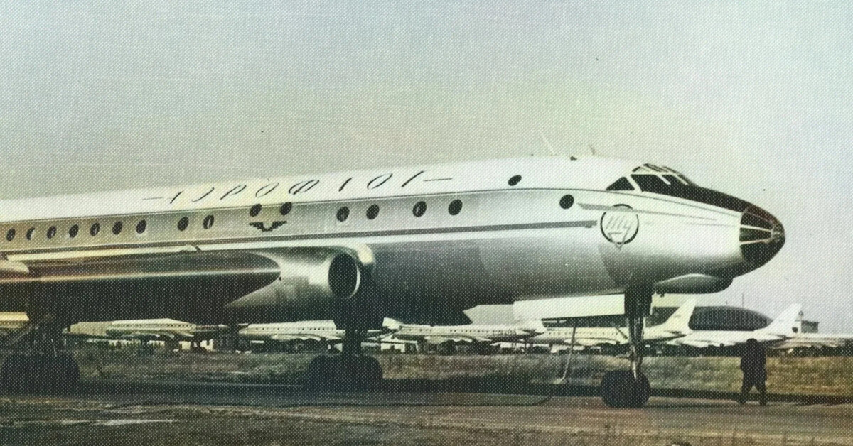 Первый реактивный пассажирский самолет. Ту-104 пассажирский самолёт. Самолет Туполева ту 104. Первый пассажирский рейс «ту-104». Ту104 42505.