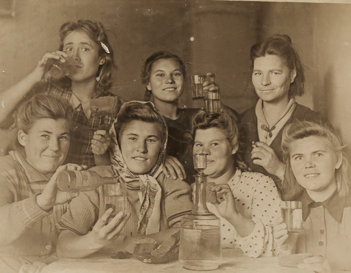 Девушки рабочего общежития весело и с пользой проводят досуг. СССР, 1948 год