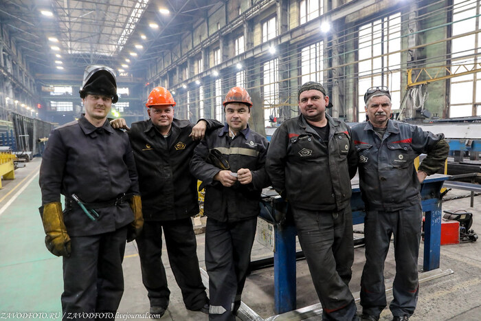 Из серии «Именно они делают Россию великой» / снято мной на Новочеркасском электровозостроительном заводе