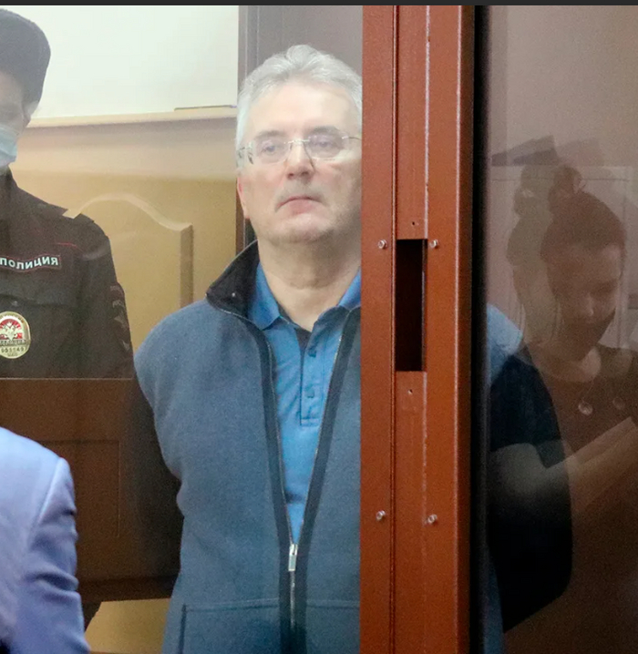 Все о себе да о себе...Вот этот седой парень тоже после работы | Пикабу