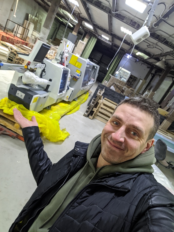 Вот и мое фото с работы. Руководитель мебельной фабрики. На фоне нового кромкообдицовочного станка)