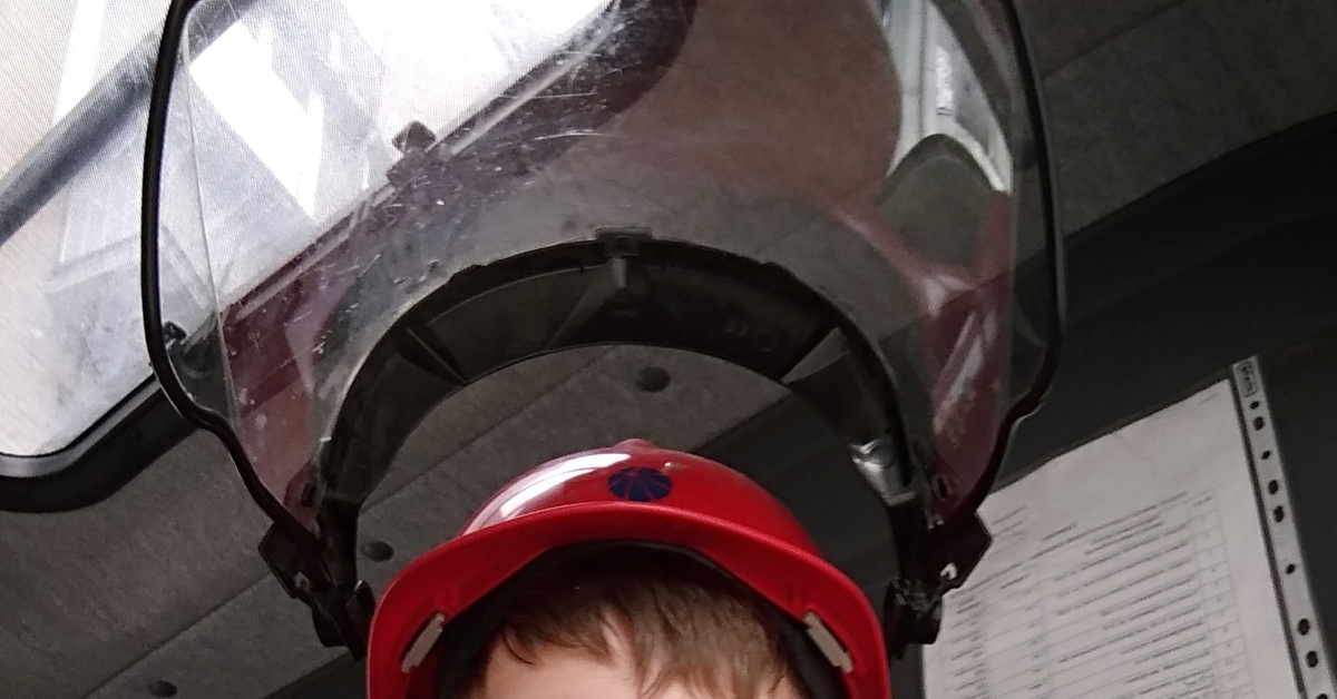 В волне работ . Дежурный электромонтер оперативно выездной бригады ...