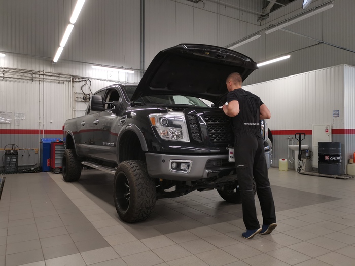 Люблю людей, люблю машины, клиентов не очень, но такая работа. 38 годиков