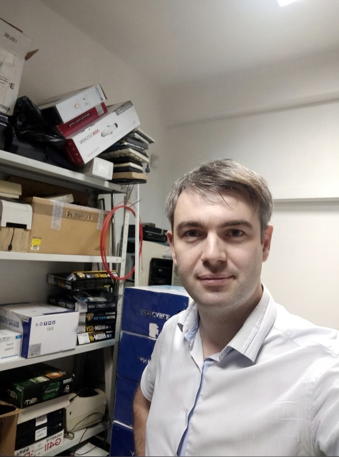 Моя работа. Системный администратор. Чем реже ко мне обращаются - значит, тем лучше моя работа и надёжность вверенной сети и оборудования :)