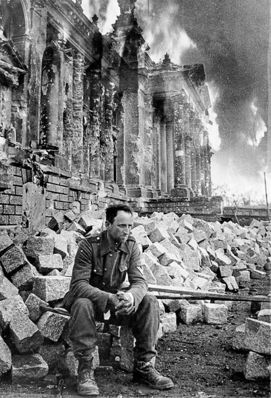 Пленный немецкий солдат у Рейхстага