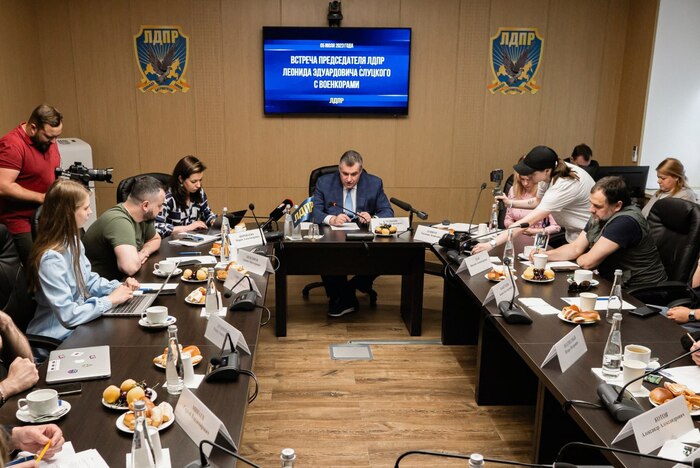 Лидер ЛДПР Слуцкий встретился с военкорами | Пикабу