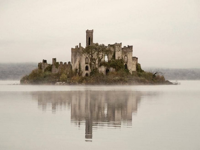 Развалины замка МакДермотт на ирландском островке
