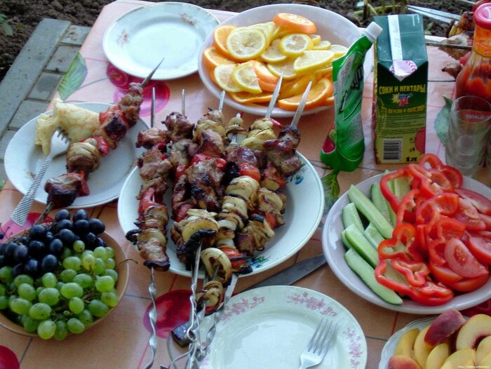 Праздничный стол с шашлыком