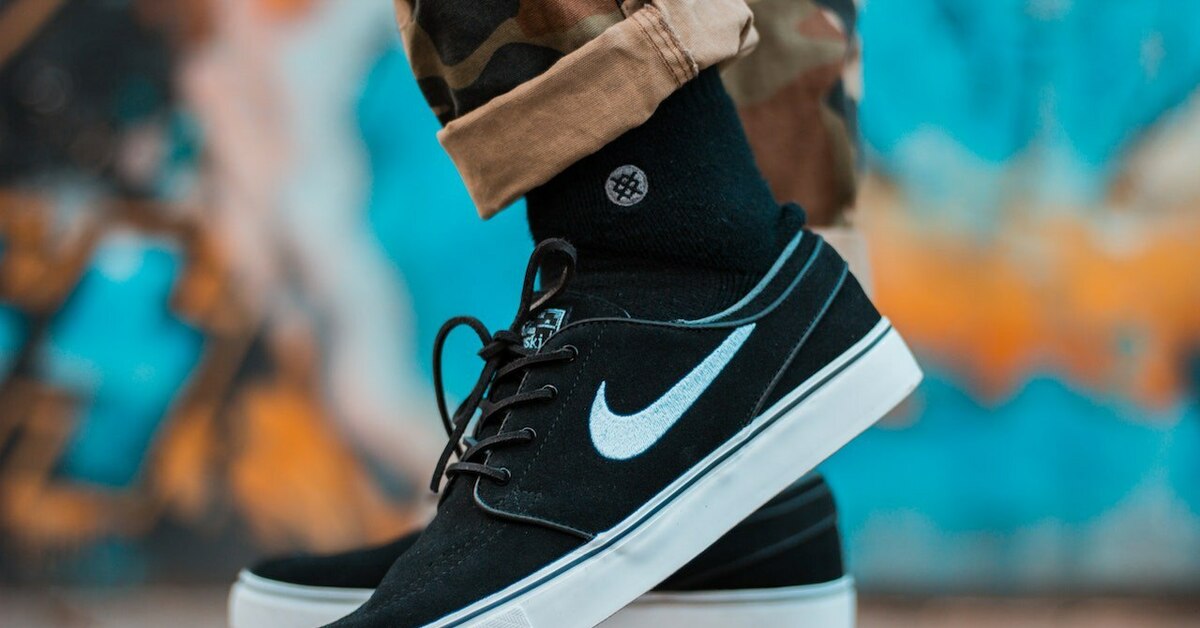 Nike janoski logo best sale