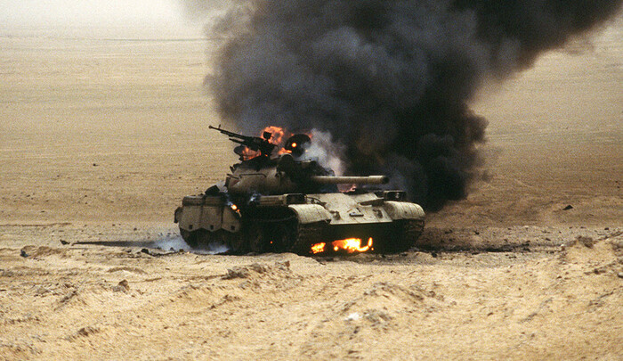 Уничтоженный иракский танк «Тип 69» во время битвы на 73 истинг Военная история, Персидский залив, Война судного дня, США, Ирак, Саддам Хусейн, Танки, Война, Сражение, Пустыня, Коалиция, Военная техника, Политика