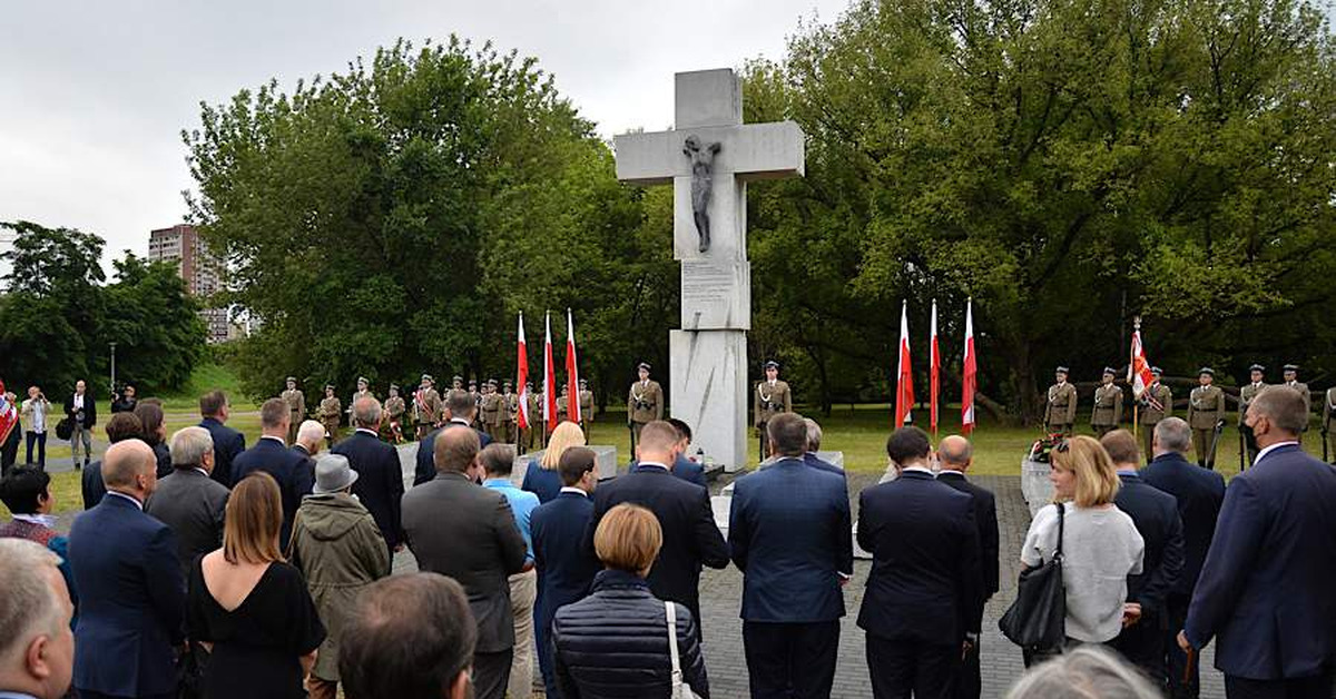 Памятник в польше жертвам волынской резни фото. Волынь памятник жертвам. Памятник жертвам Волынской резни. Памятник в Польше жертвам Волынской резни. Сейм Польши.