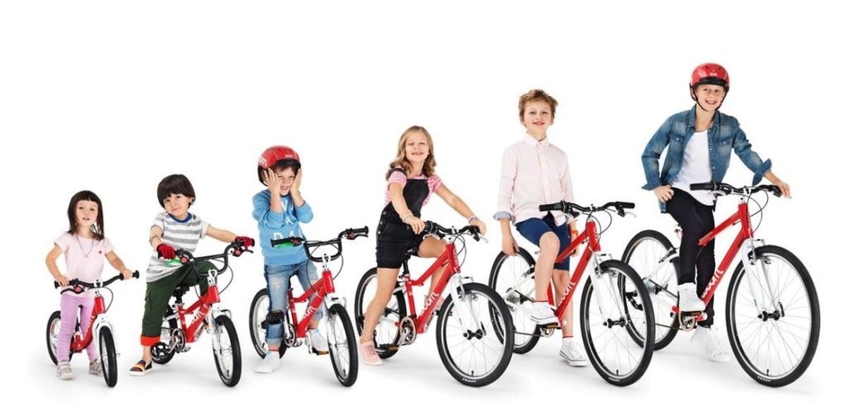 Велосемья. Велосипеды для всей семьи. Семья на велосипедах. Много велосипедов. Велосипеды для разных возрастов.