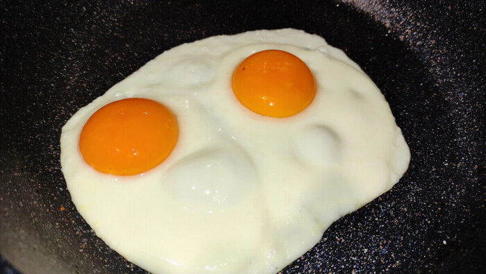 Как не повредить желток при жарке яичницы