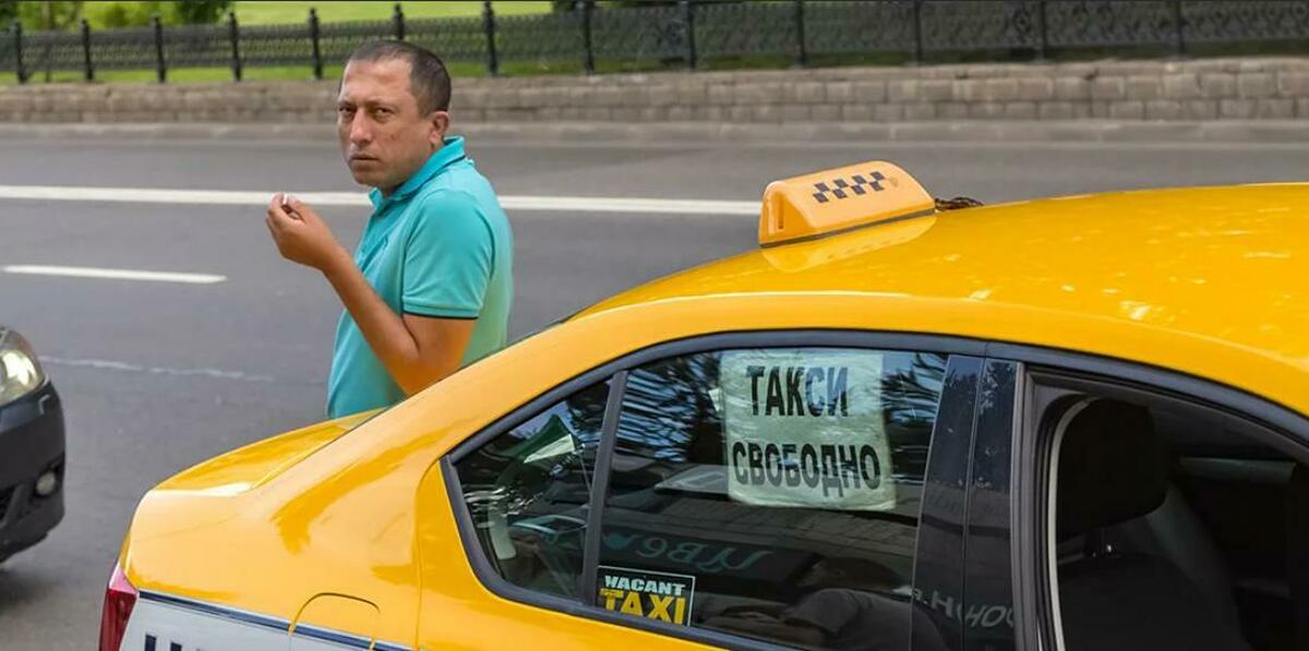 В фирме такси свободно 20. Ездить на такси. Иностранцы в такси. Путин такси. Путин таксист.