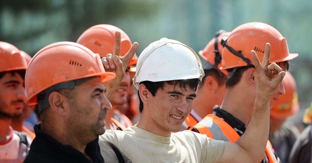 Таджикские рабочие. Таджик Строитель. Таджики на стройке. Трудовые мигранты. Строители из средней Азии.