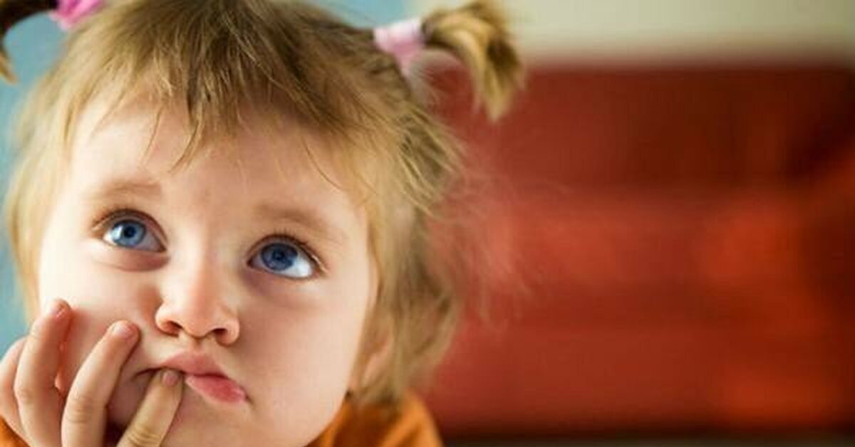 Ребенок старается вспомнить. Запоминание ребенка. Ребенок задает вопрос. Ребенок думает что он мама. Ребенок думает.