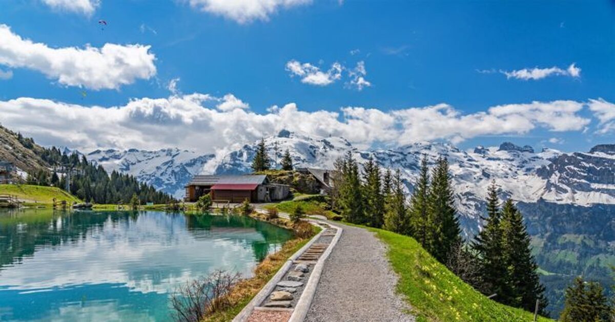 Switzerland. Швейцария Альпы озеро. Деревня в Альпах Швейцария. Деревушка в Швейцарии у озера. Швейцария Альпы Цюрих.