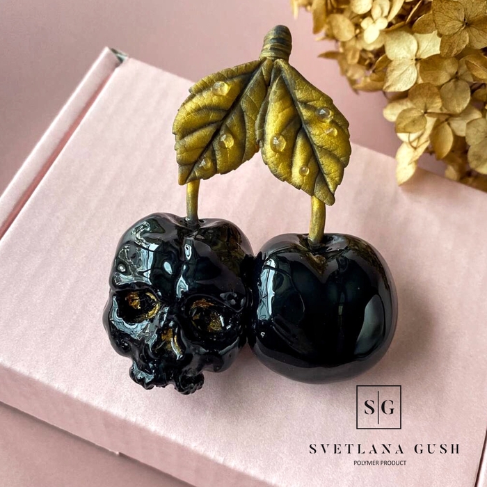 Вишневая брошь