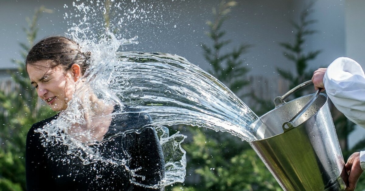 Давай водичку. Обливание водой. Лить воду. Ведро с водой. Ведро с водой выливается.