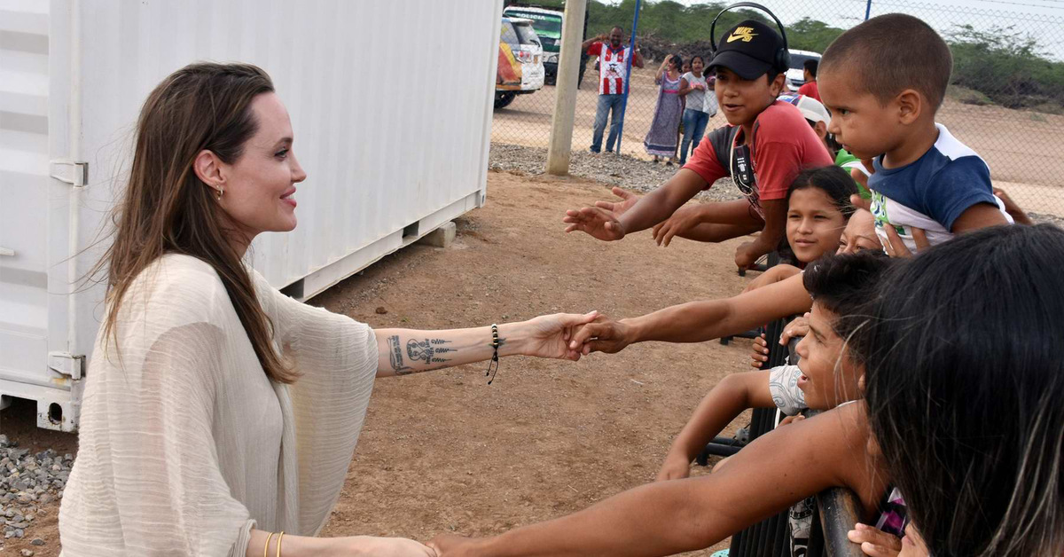 Тысячи рук и голодных. Анджелина Джоли посол доброй воли. Анджелина Джоли благотворительность. Анджелина Джоли в Камбодже с беженцами. Анджелина Джоли в Африке с детьми.