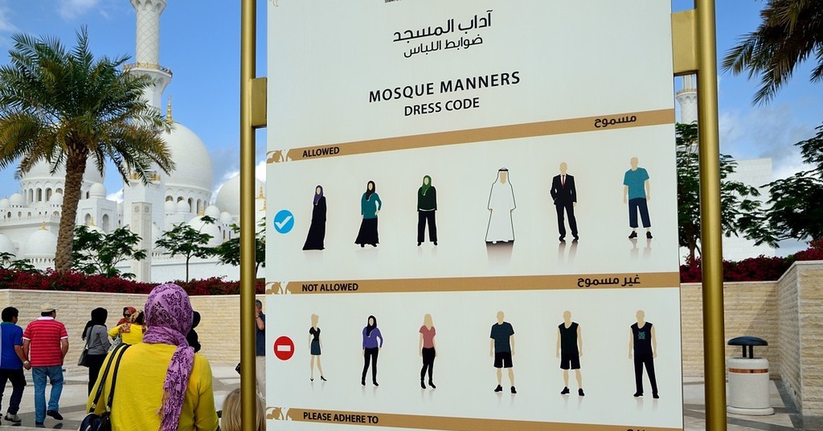 Дубай можно ли в шортах. Дресс код мечеть в Абу Даби. ОАЭ дресс код для туристов. Дресс код в Дубае для туристов. Дресс код в арабских Эмиратах.