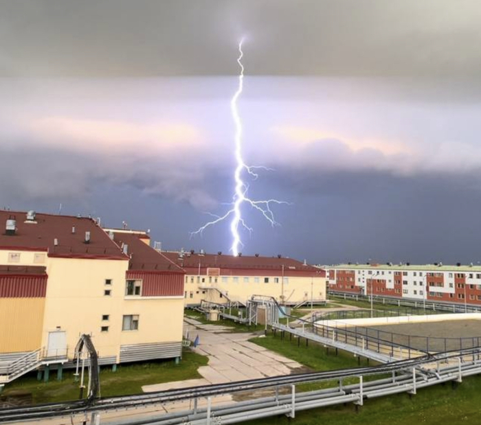 Молния в вахтовом посёлке