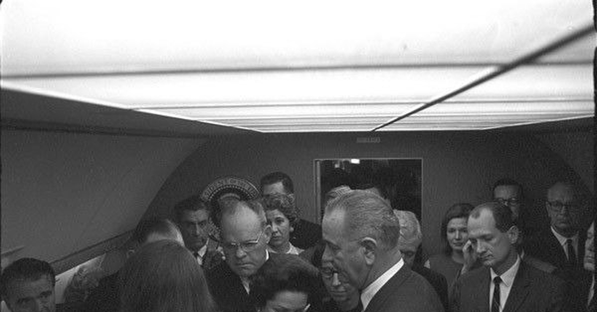 Линдон джонсон в самолете. Самуэльсон и джон кеннеди. Джон кеннеди 3. Линдон джонсон кеннеди. Линдон джонсон в молодости.