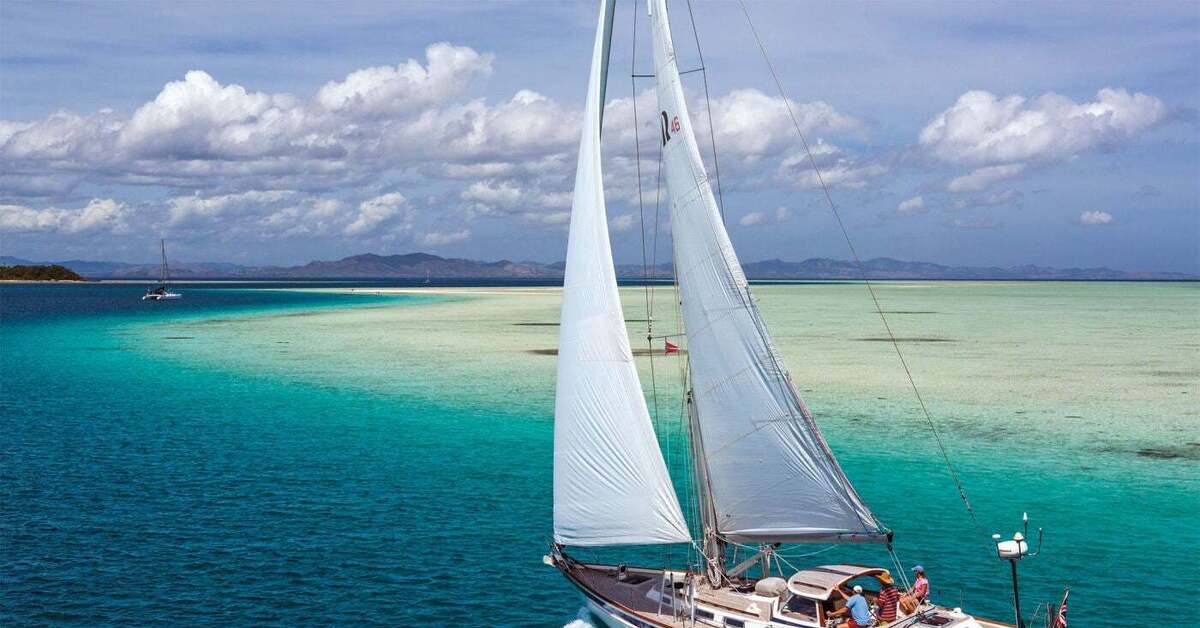 яхта парус. яхта парусная каравелла. яхта в море. яхта парусная регата. яхтенный спорт регата.