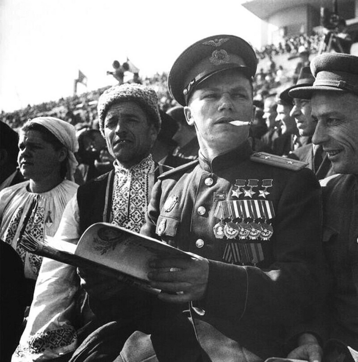 Tpижды Гepoй Советского Coюза Иван Кожeдyб нa cтадионе "Динамо". 1964 год