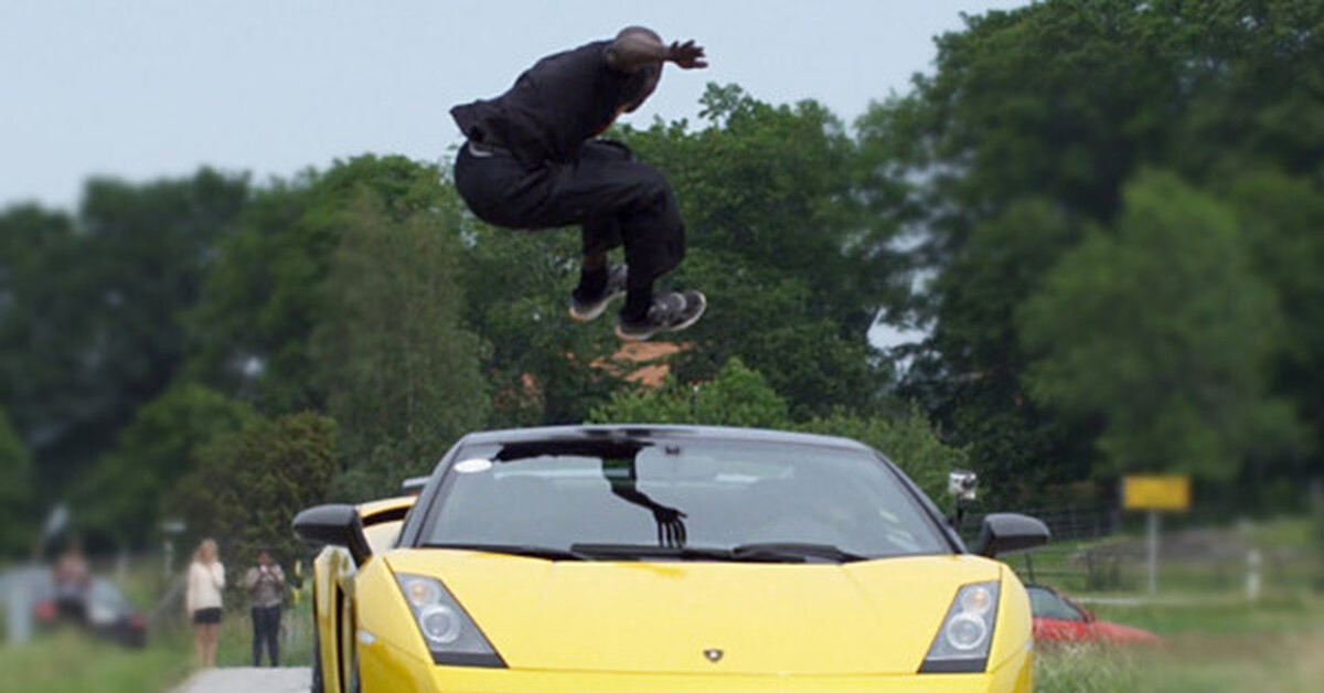 Машинка начала прыгать. Прыжок через машину. Человек на крыше машины. Автомобиль в прыжке. Прыгающая машина.