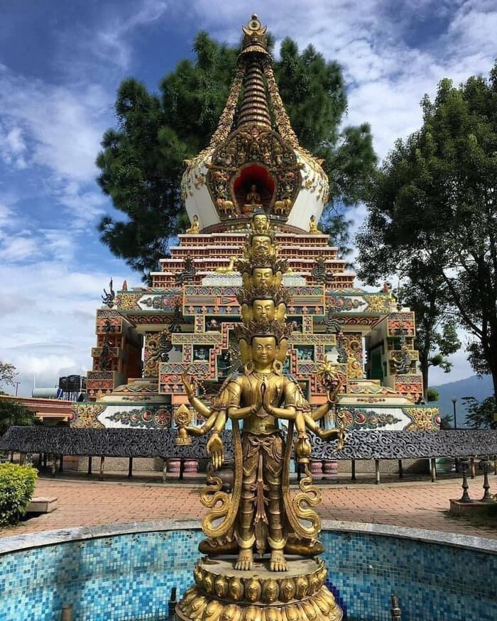 Ступа и фонтан в монастыре Копан, Катманду