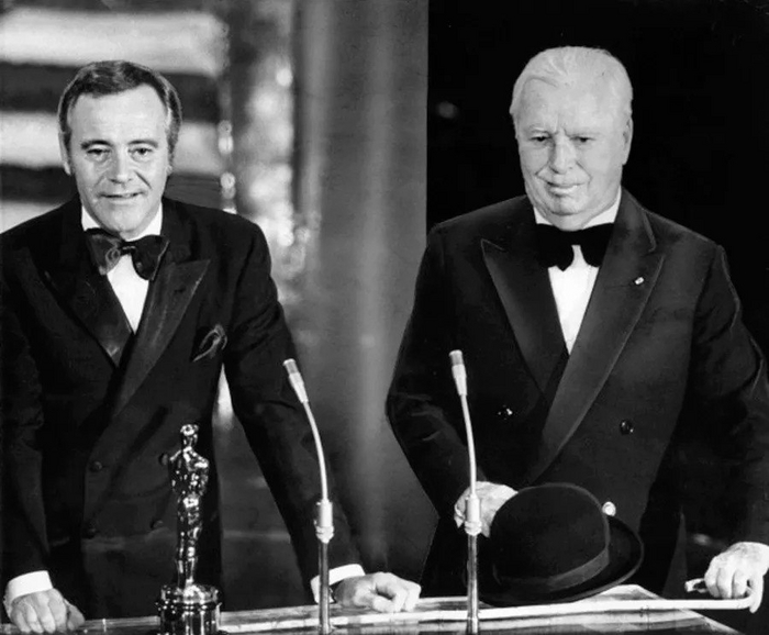 Чаплин получает "Оскар" Прошлое, Общество, Культура, Фотография, История (наука), Старое фото, Историческое фото, Черно-белое фото, Пленка, Чарли Чаплин, Оскар