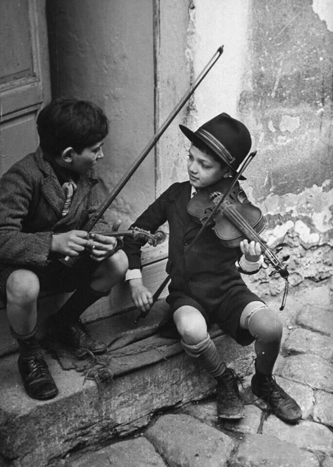 Maльчики на улицe Будaпeшта, 1939 год Будапешт, Фотография