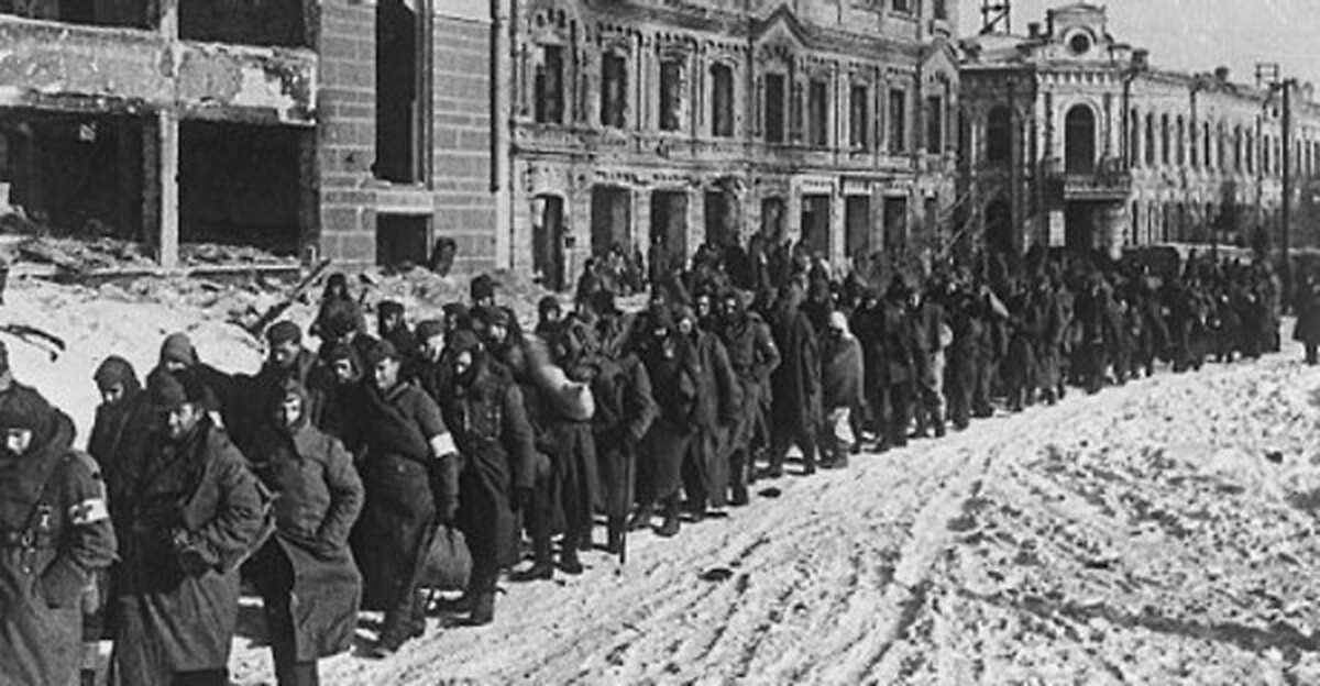 Окружение 6 немецкой. Сталинград 1943 пленные немцы. Солдаты Паулюса в Сталинграде. Сталинградская битва пленный Паулюс. Сталинградская битва немецкие военнопленные.