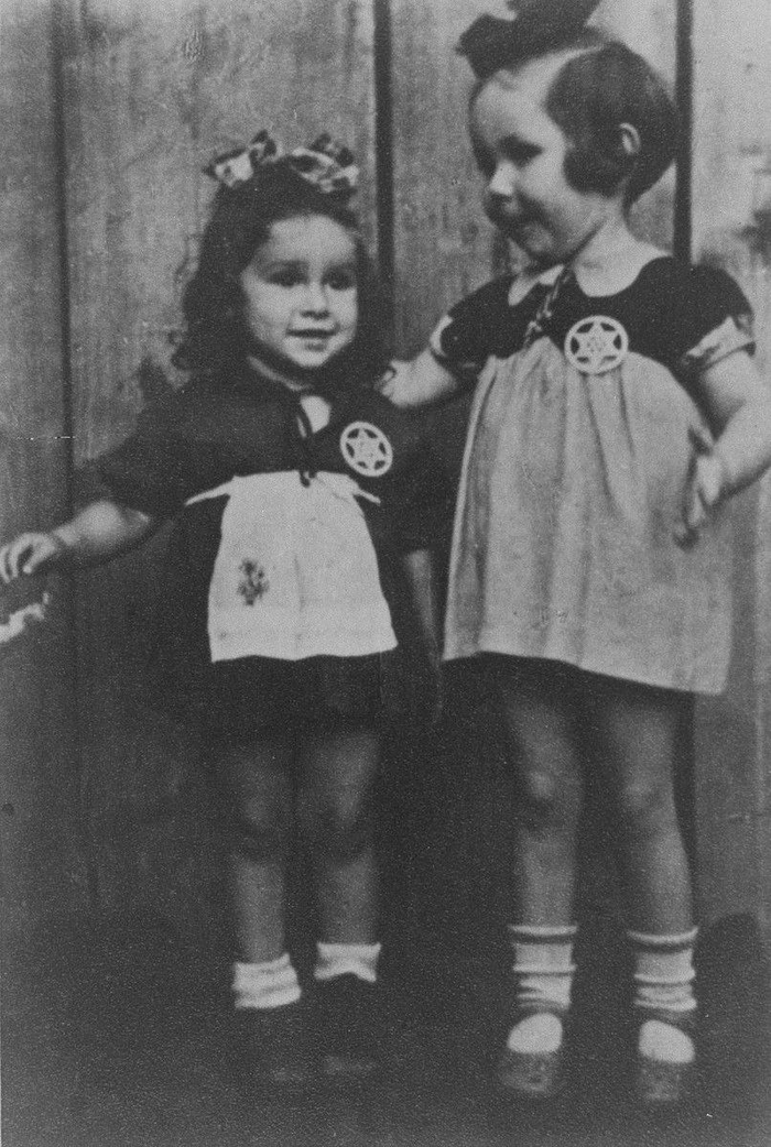 Две спасённые девочки