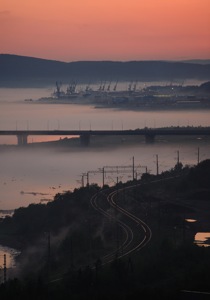 Лёгкой дымкой над заливом растилается туман