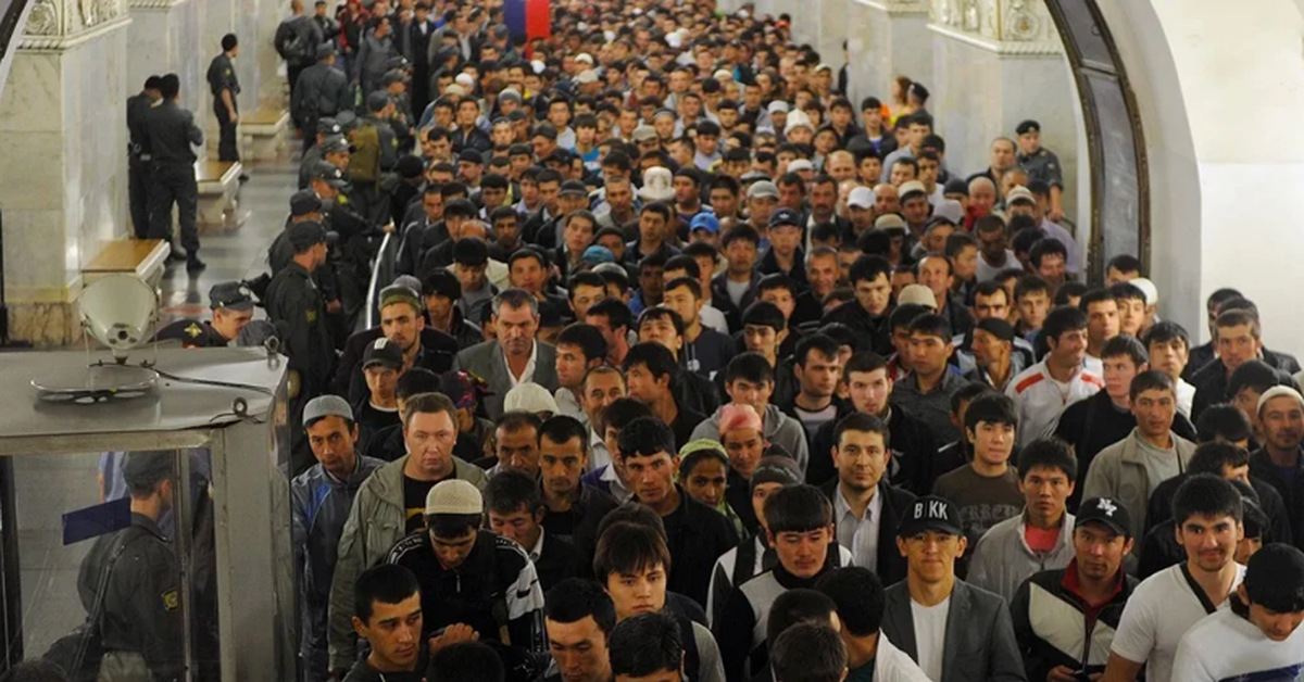 Приезжий остановился. Таджики мигранты в Москве. Гастарбайтеры в Московском метро. Мигранты азиаты. Толпа мигрантов.