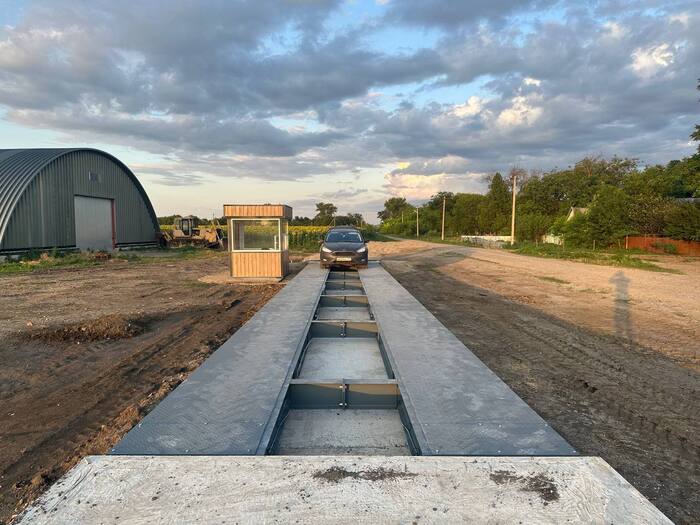 Установка автомобильных весов на фермерском хозяйстве по выращиванию ...