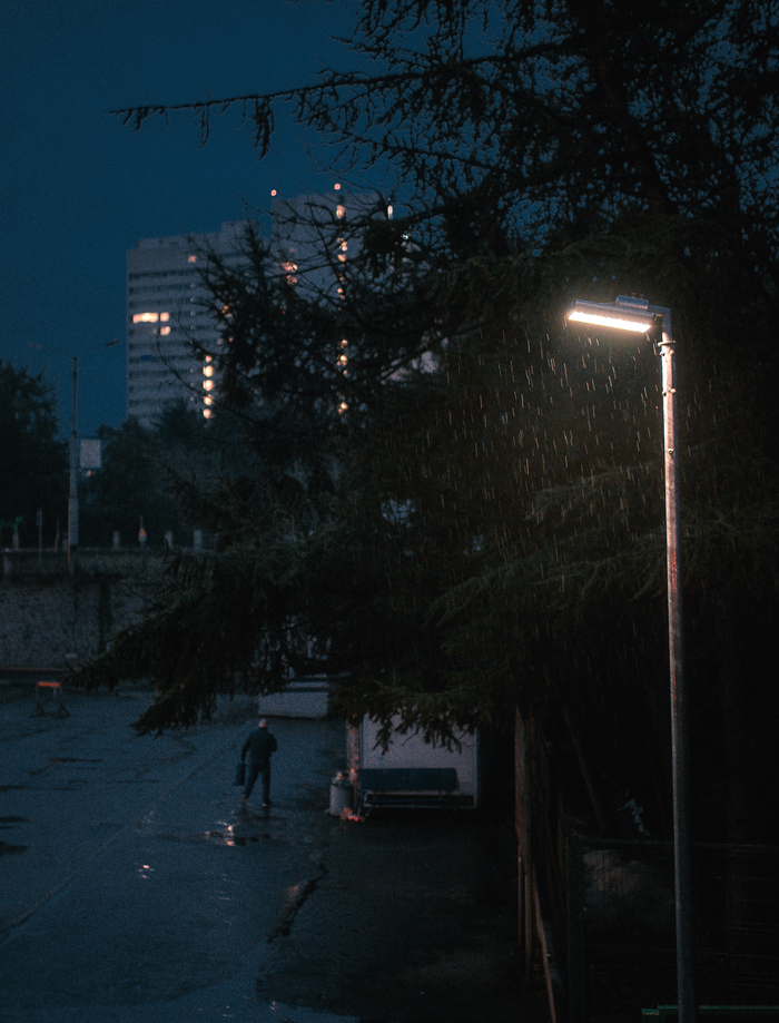 Вечерело, шёл мелкий дождь, который был едва заметен при свете фонаря. (Мурманск)