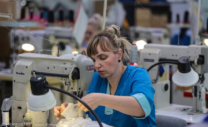 Из серии «Именно они делают Россию великой» / снято мной на обувной фабрике Юничел